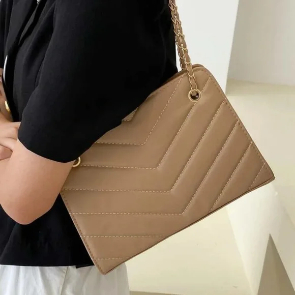 Minimalist Chevron quilted handbag nude black white chain - Picture 7 of 12